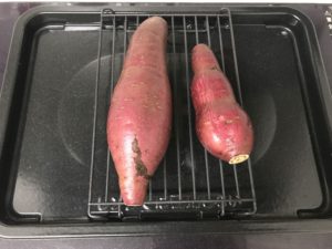 ヘルシオでふかしいも 角皿の上にさつまいもを置く