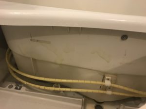 お風呂のエプロンを自分で掃除 エプロン内にカビとりハイパワー