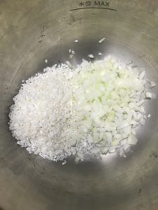 【ホットクックでトマトリゾット】材料　米と玉ねぎ
